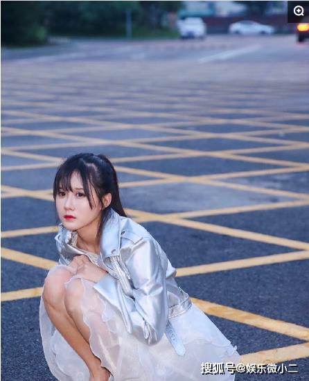 95后妹子段艺璇为什么光着小脚丫在路上跑