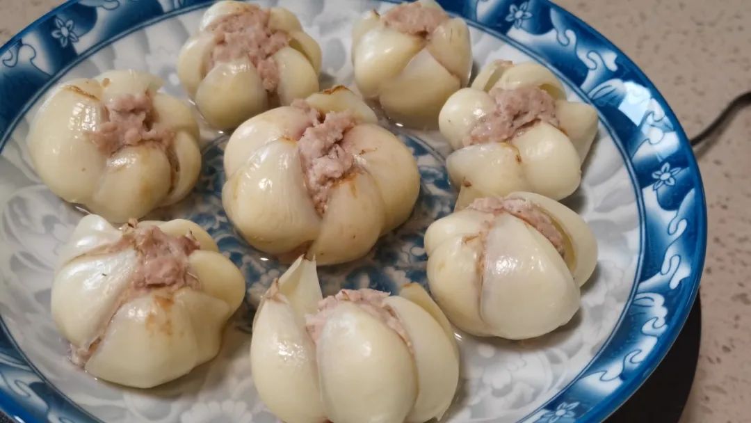 百合肉丸子5.大火煮十分钟后,调至小火继续煨煮50分钟至1小时.4.