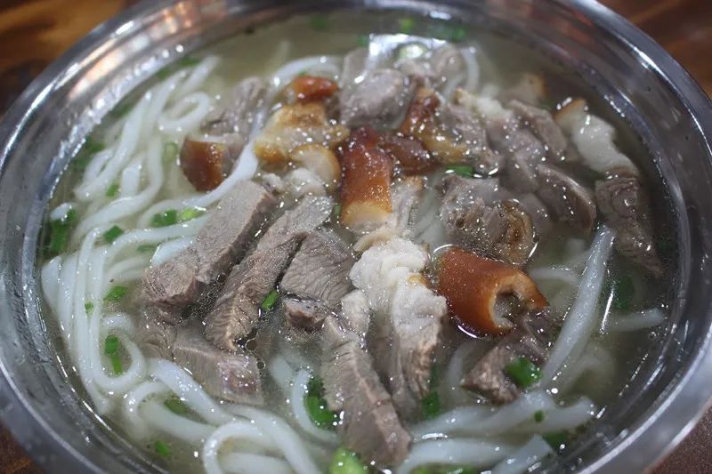 狗肉粉汤是灵魂在一碗粉中可以说是真真的美味茂源大锅狗新推的—狗肉