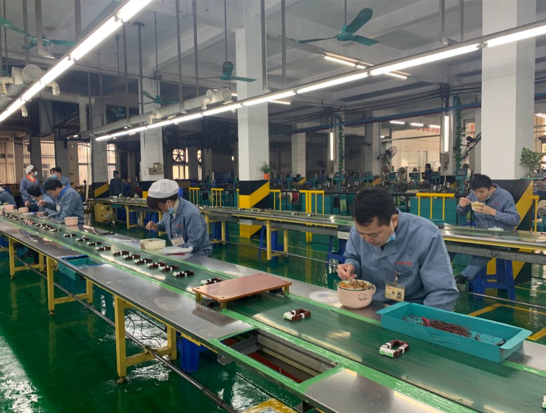 高考式饭堂拒绝聊天式排队佛企硬核复工看看他们的饭堂就知道