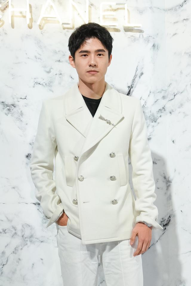 刘昊然身穿白色西服,优雅气质显现绅士魅力