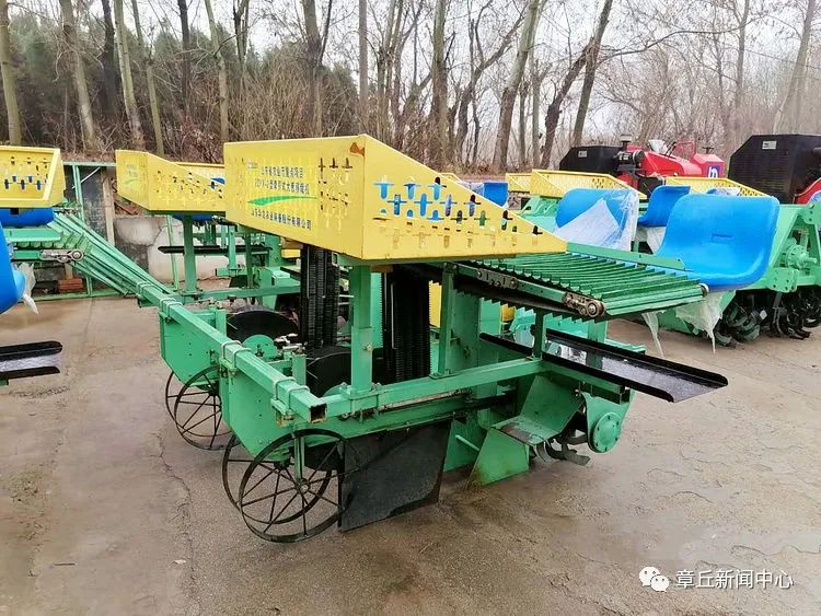 6个村的机械都已经"开回家",为今年提高葱农种植积极性,推动章丘大葱