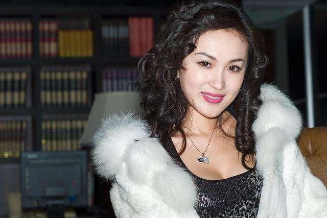 五十岁的女人像是桃子,只是有一层桃毛,洗洗之后,皮薄肉厚,鲜嫩多汁.