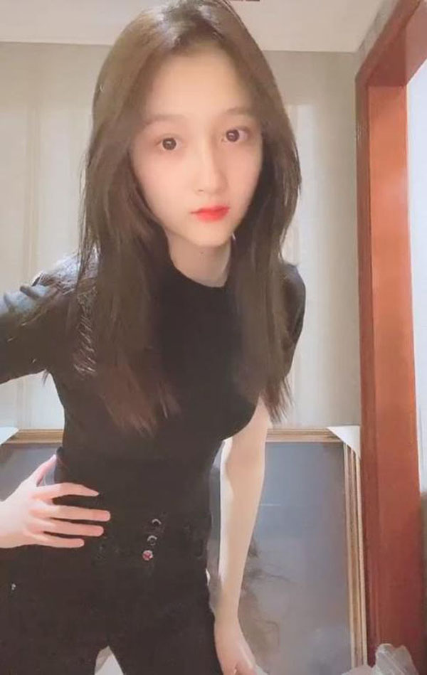 关晓彤穿小码短袖勒出线条韵味十足难怪很少见关晓彤穿紧身衣