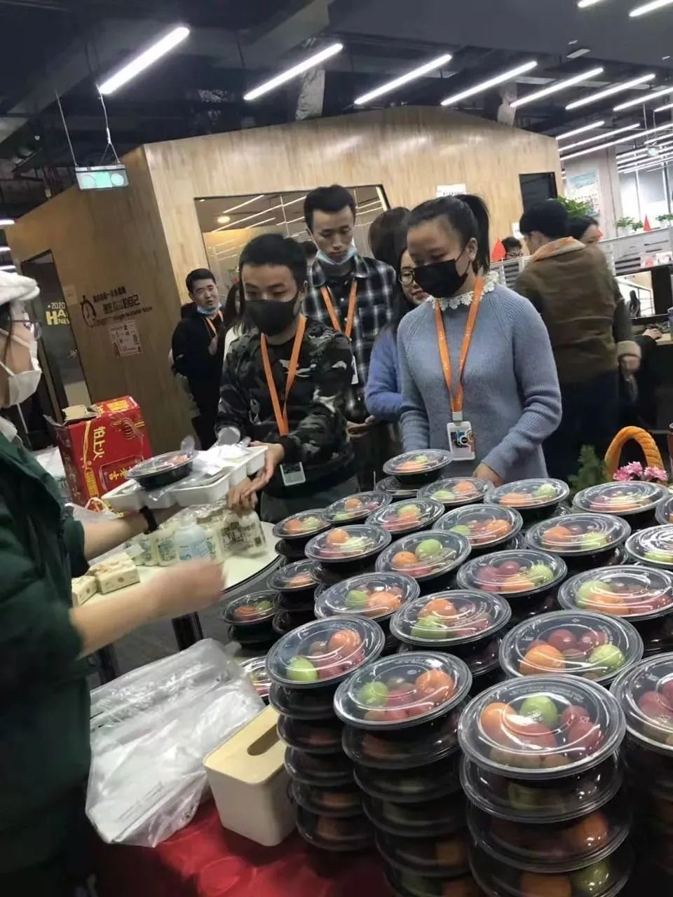 位伙伴在参加工作的同时尽情享受美味135编辑器大米先生团餐服务高端