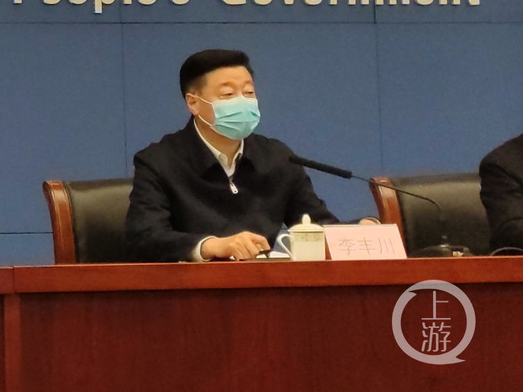 重庆市委政法委副书记李丰川通报称,当前新冠肺炎疫情形势依然严峻