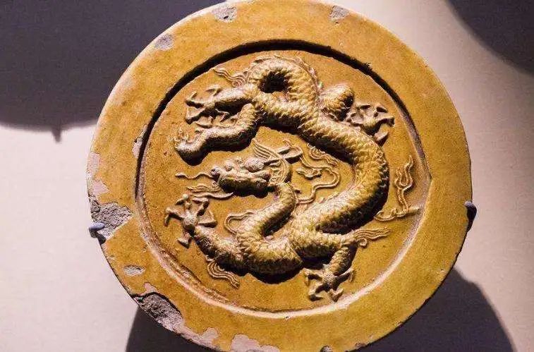 龙瓦当也是用于美化和保护古建筑檐头的一种装饰物.