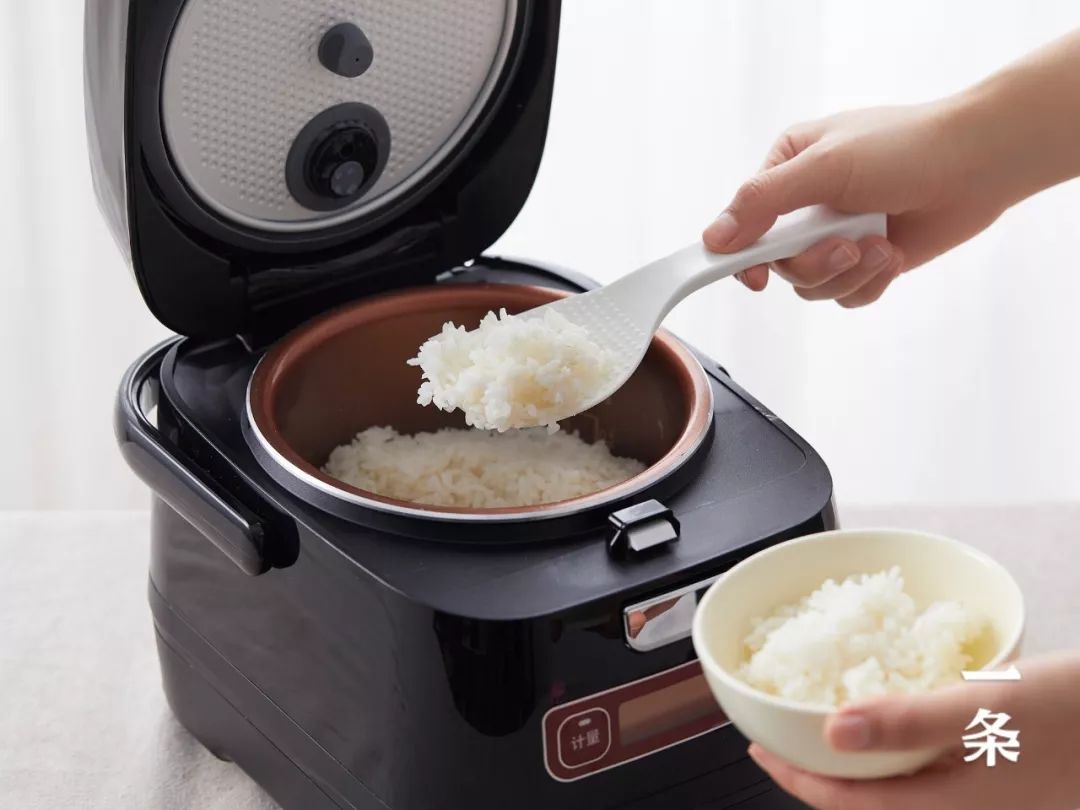 神奇电磁炉电饭煲二合一水米比卡路里它都算好了