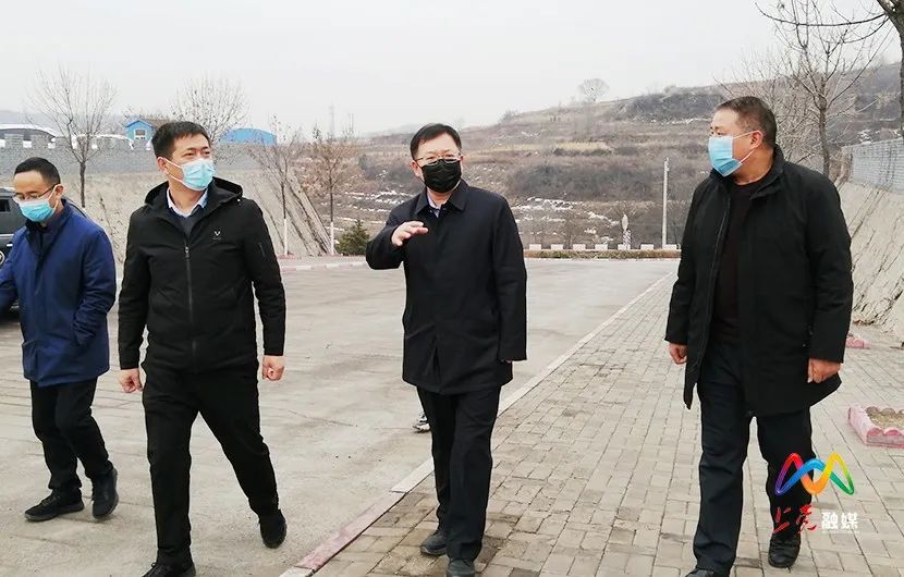 24日,区人大常委会主任张向东在南宋乡督导检查疫情防控,复工复产和