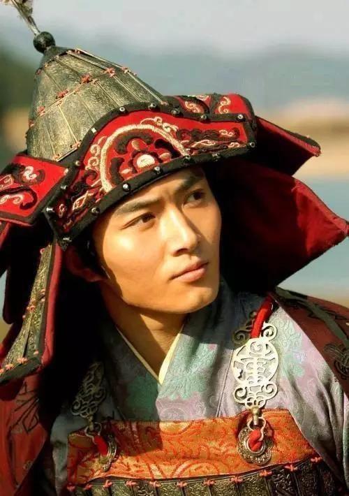 杨大郎(扮演者李东学)金沙滩一役,为擒敌军天灵,被无数尖枪刺杀而亡!