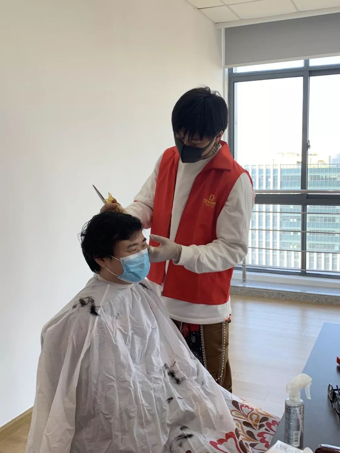 卡口执勤的青年志愿者是mix原宿美发沙龙的发型师joyce是一位96年的小