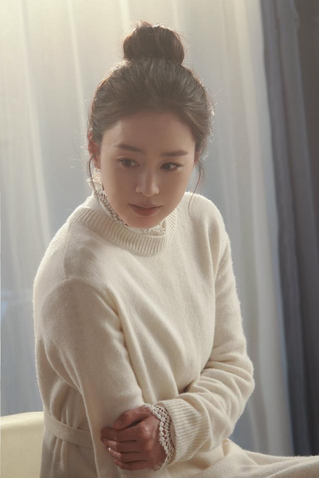 不愧"韩国第一天然美女"!40岁金泰熙粉衣配丸子头,看着像20岁