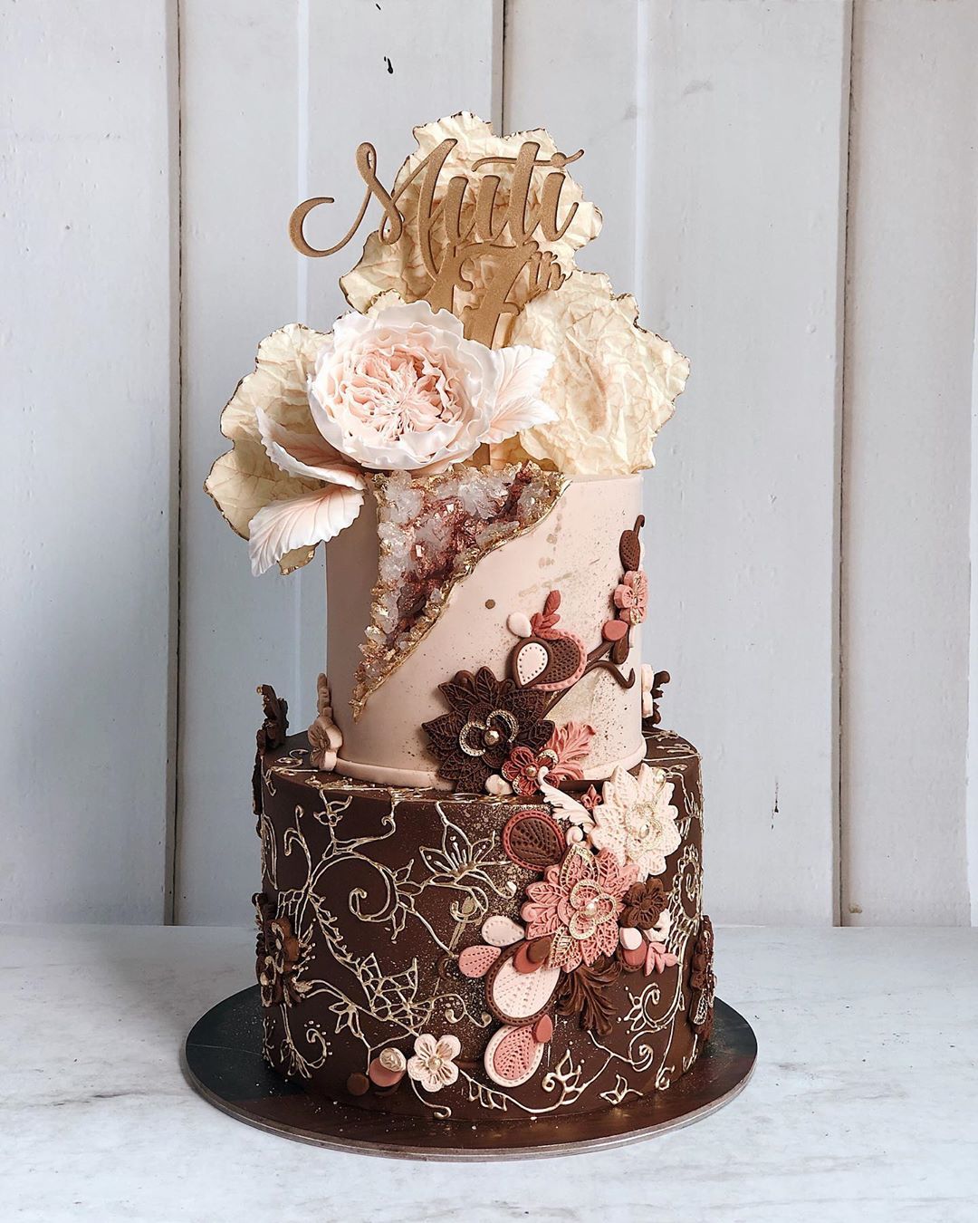 顾客对这个特殊的日子越有仪式感~你做的蛋糕越精致,溶洞蛋糕的造型也