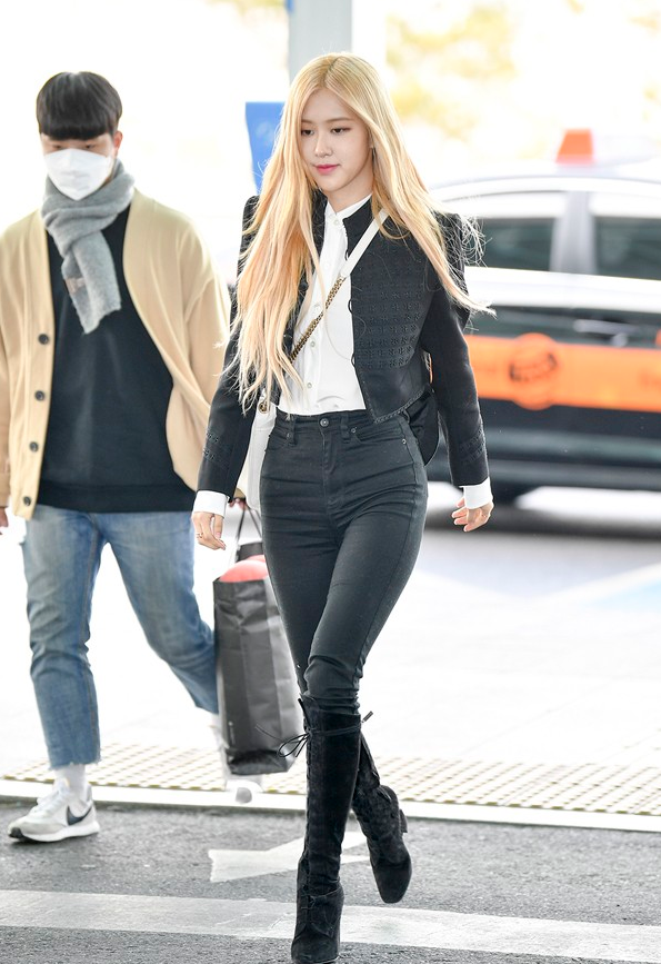 朴彩英身穿白衬衫搭配紧身牛仔裤启程巴黎干练利落气质尽显