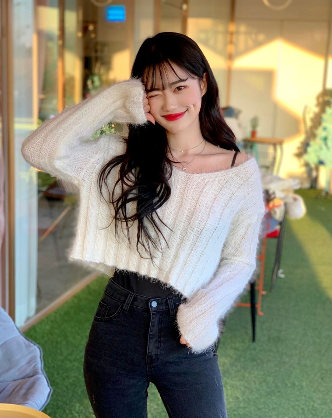 春季穿搭露肩毛衣直筒裤的时髦穿衣搭配