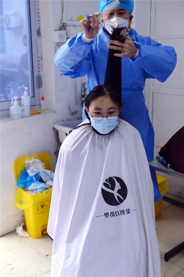 泰安市中心医院一线医护人员集体剪短头发只为更好地战疫