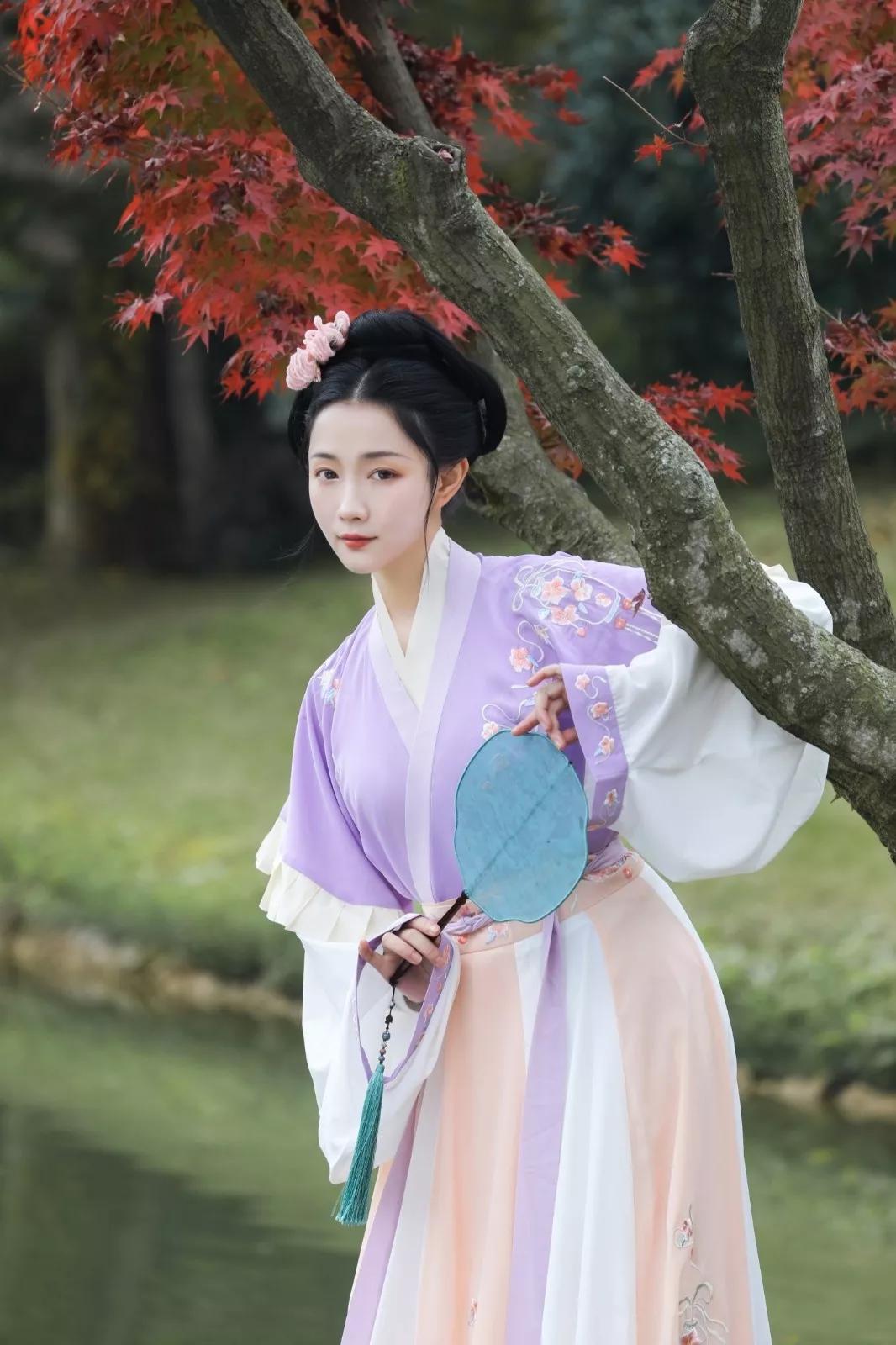 吹笛画楼中断续声随断续风古旧的石象,飘逸的白衣再配上盛开的紫薇花