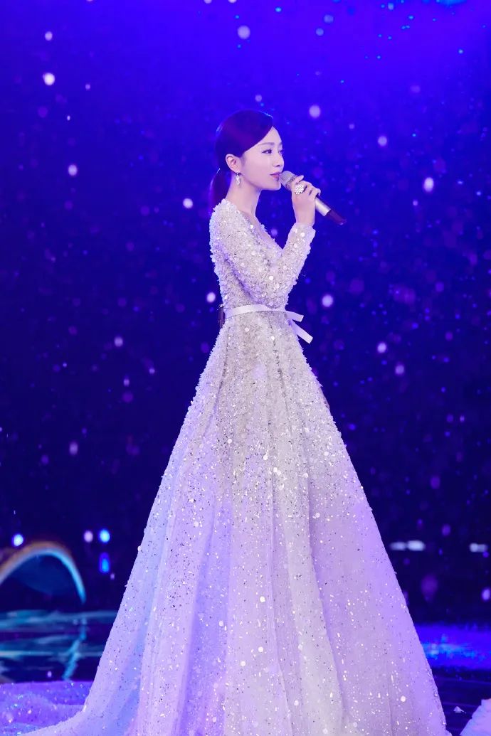 女明星秀身材都太拼了秦岚穿牛仔裤系五个扣子腰臀曲线超惹眼