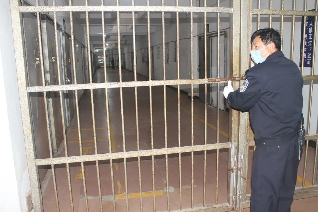 华忠武,藤县看守所的管教民警,他的