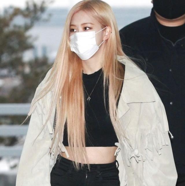 jennie戴口罩走机场意外好看卡其色工装外套又酷又帅自带光芒