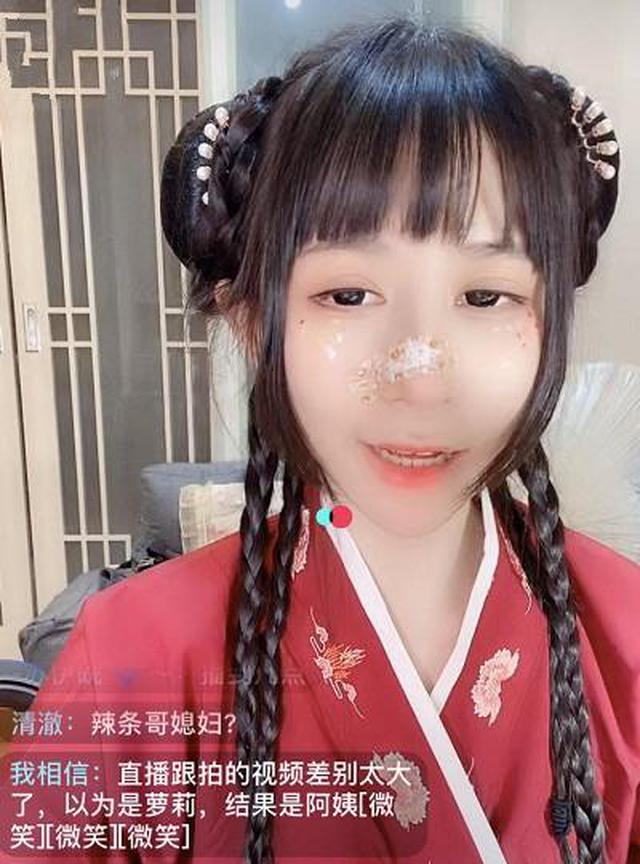 蔡萝莉打游戏时为何喜欢把脚放桌上听到她的解释后原谅我笑了