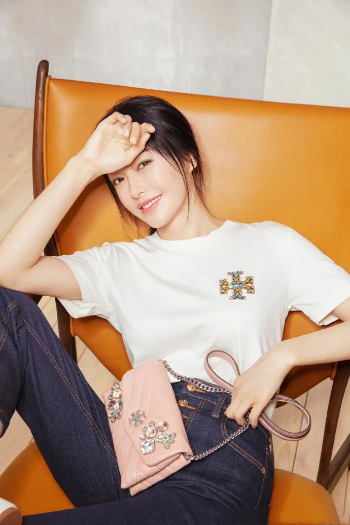 女明星秀身材都太拼了秦岚穿牛仔裤系五个扣子腰臀曲线超惹眼