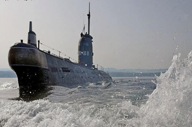 2500吨潜艇被200艘美军舰包围,舰长升起国旗上浮,回国后直接坐牢