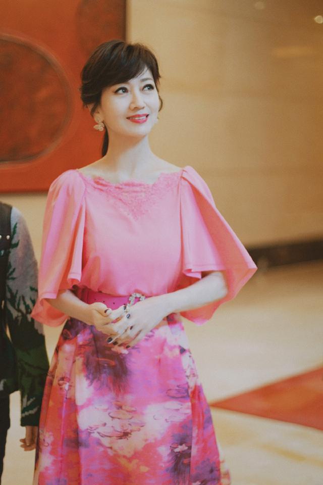 赵雅芝完全不顾年轻人感受65岁还敢穿粉裙冻龄状态哪像奶奶辈