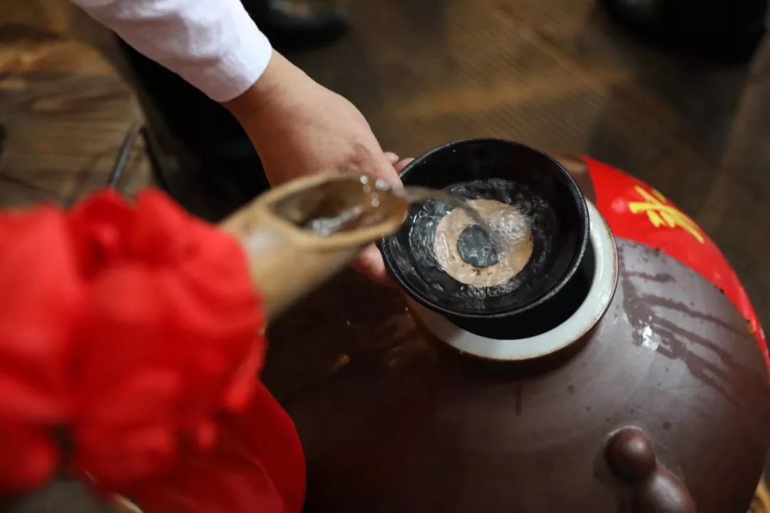 比如,古人过春节有饮用"屠苏酒"的风俗,此外,端午节会饮用艾叶酒,重阳