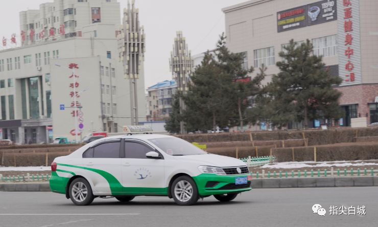 做好防护的人们也开始出行出租车,公交车恢复了正常运营在街道间忙碌