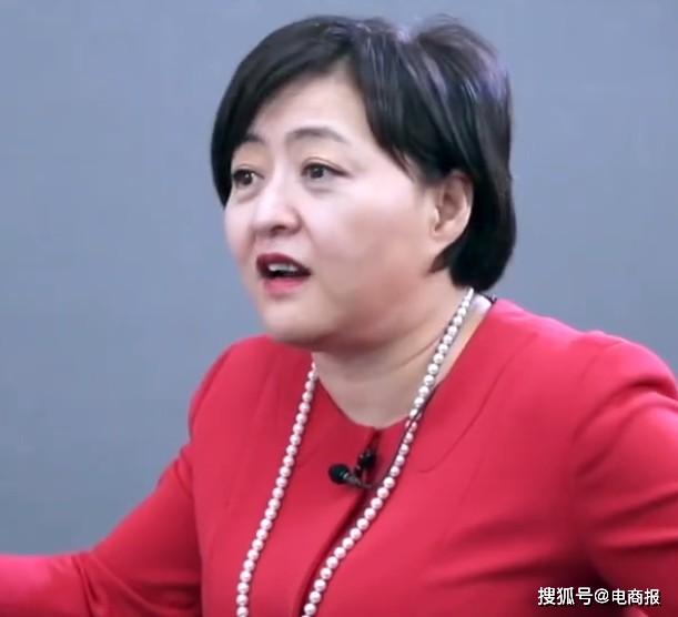 他是a股史上首位"云敲锣"创始人,打造高端零食第一股_杨红春