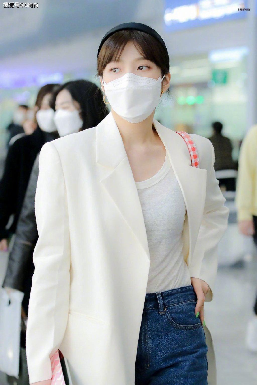 朴秀荣身着白色西装大衣搭配小格子包 清新甜美