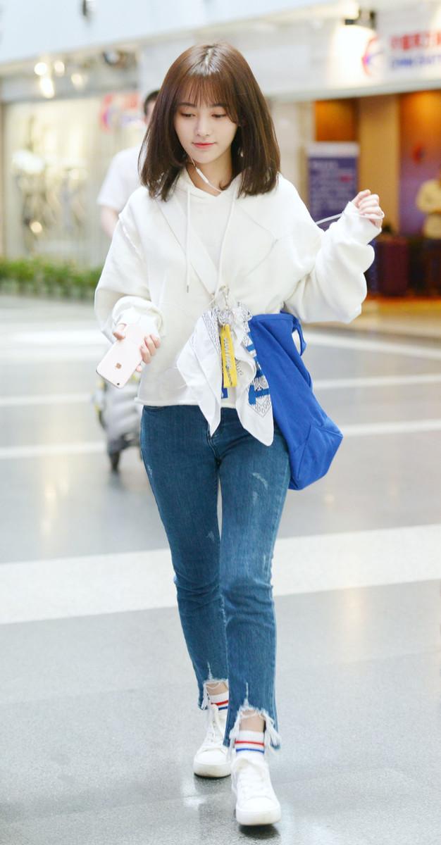 鞠婧祎真是美出新高度,她的八套时尚搭配,清纯少女感十足_卫衣来