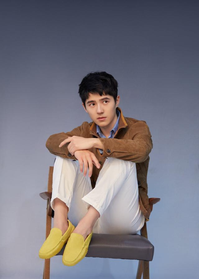 刘昊然五官深邃夹克配休闲裤拍大片气质介乎少年和男人之间