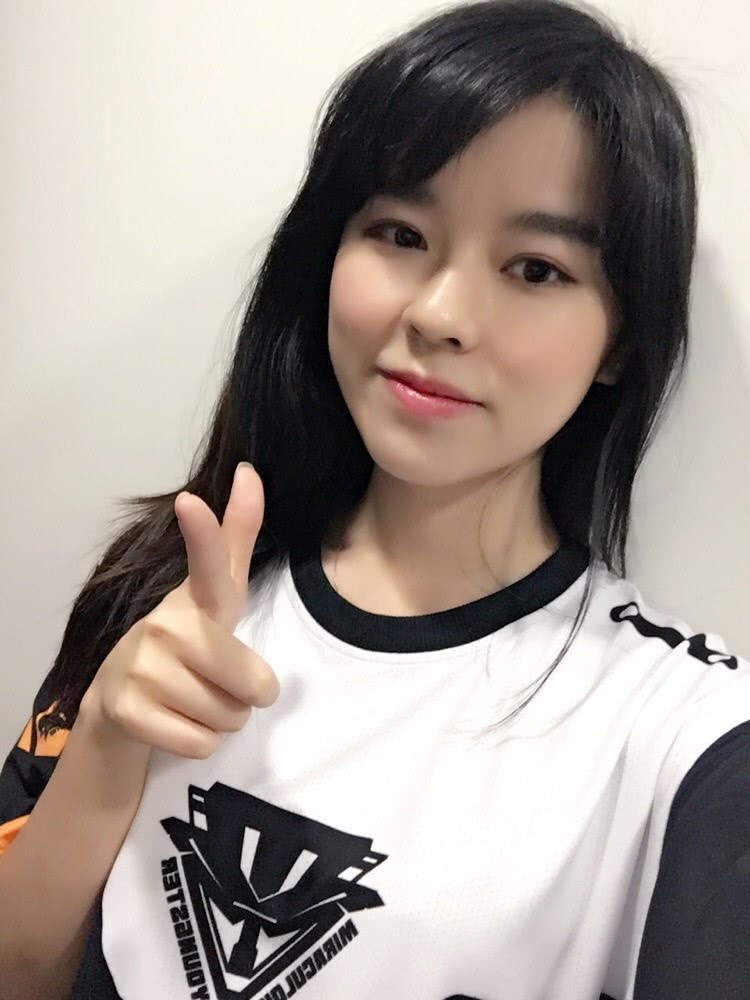 沫子电竞女郎照片流出看到她衣服上的字陈赫给你的自信吗