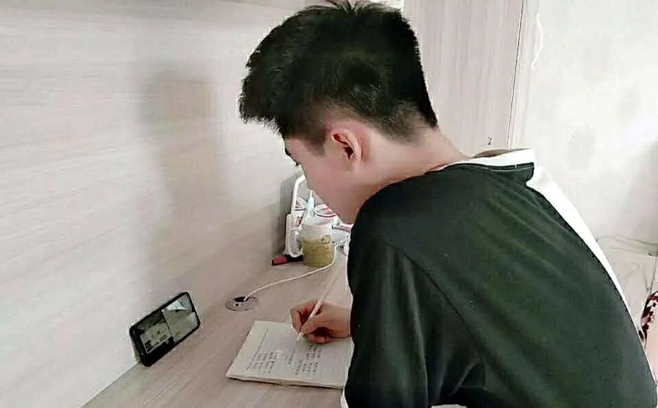 面向屏幕上的国旗,唱国歌,庄重的敬礼,专注的目光,一种无以言说的强大