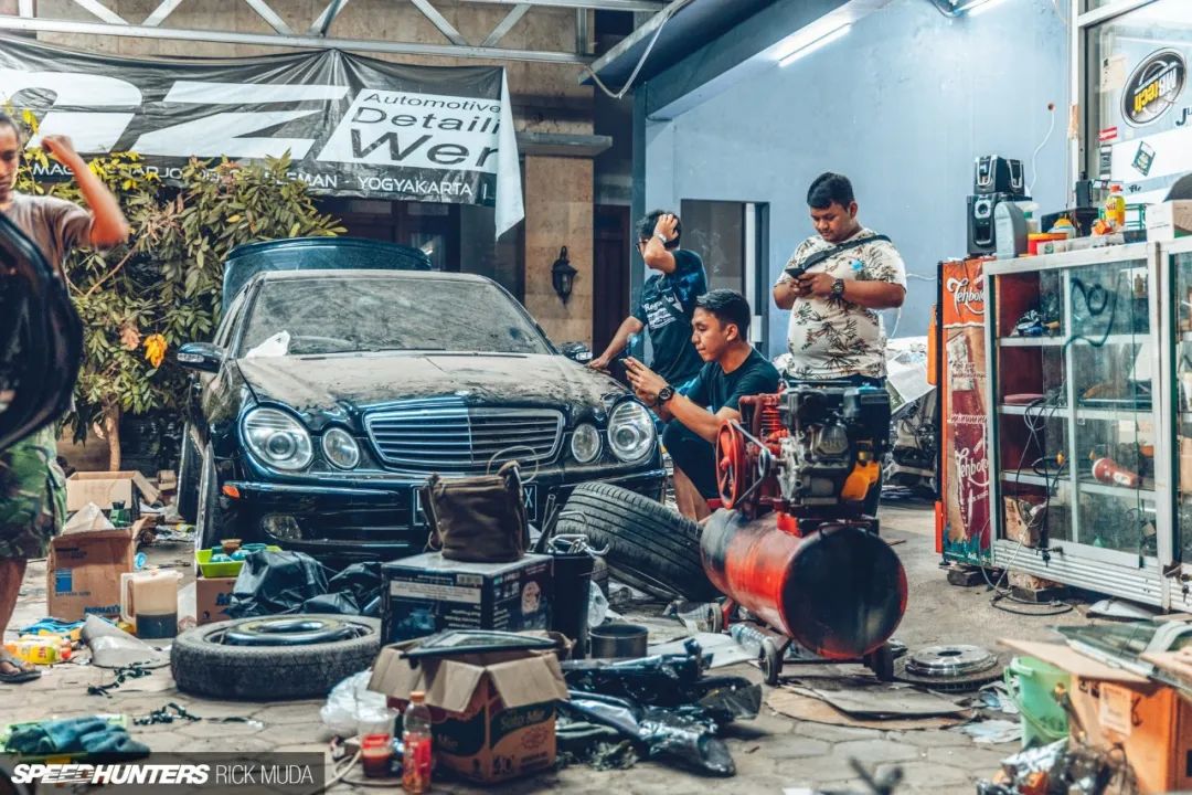 印度尼西亚参加改装车展的改装店从前到后艰辛旅程只为展示最好的改装