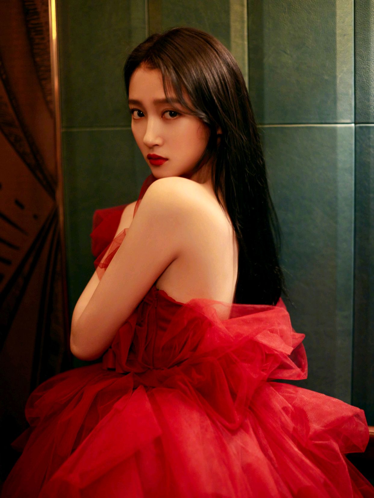 原创长发红唇的关晓彤身穿一袭红色连衣纱裙配精致耳环美得很冷艳