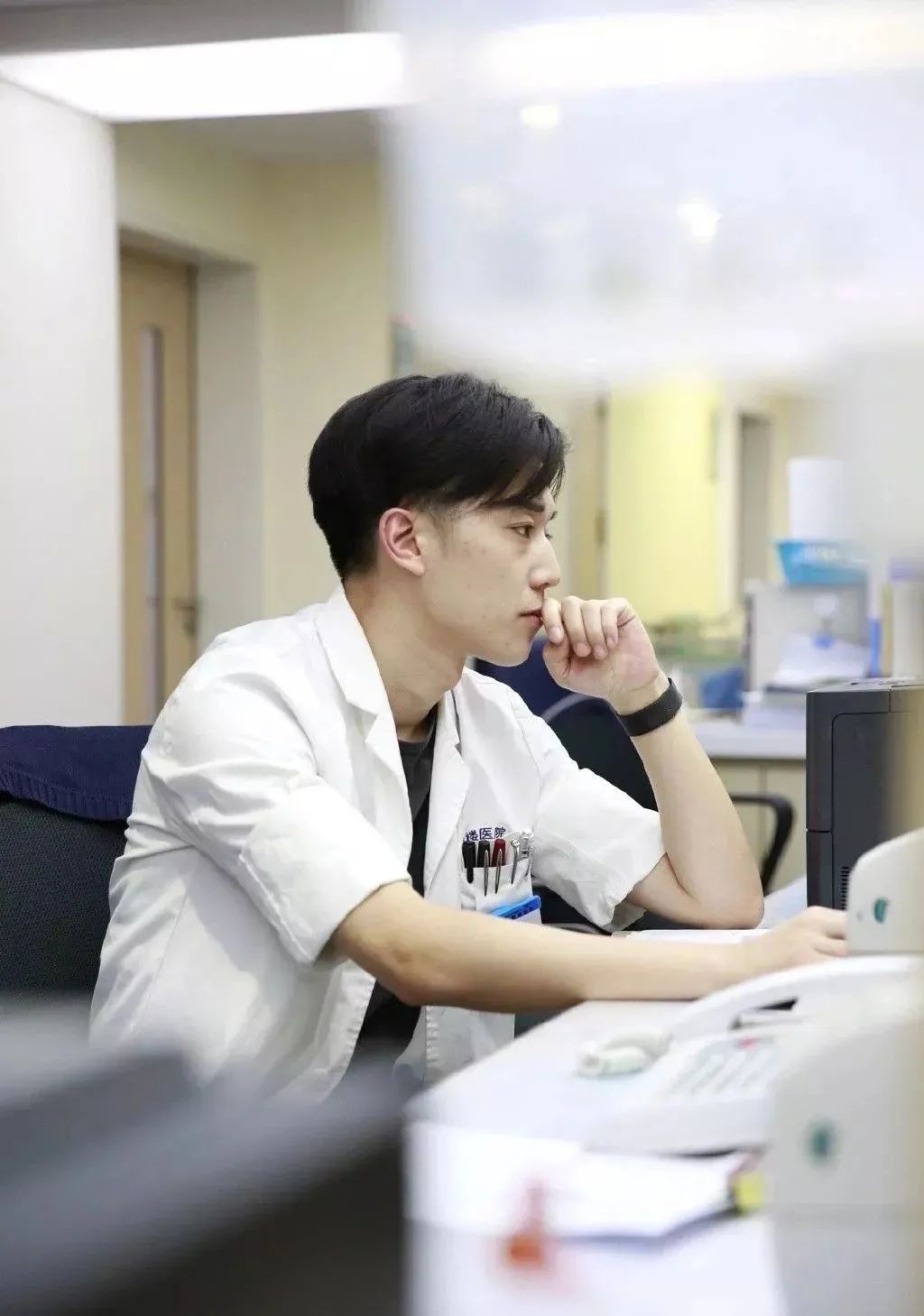 从医生到特警,有颜又有才,"基层f4"迷倒9亿少女!_周世奇