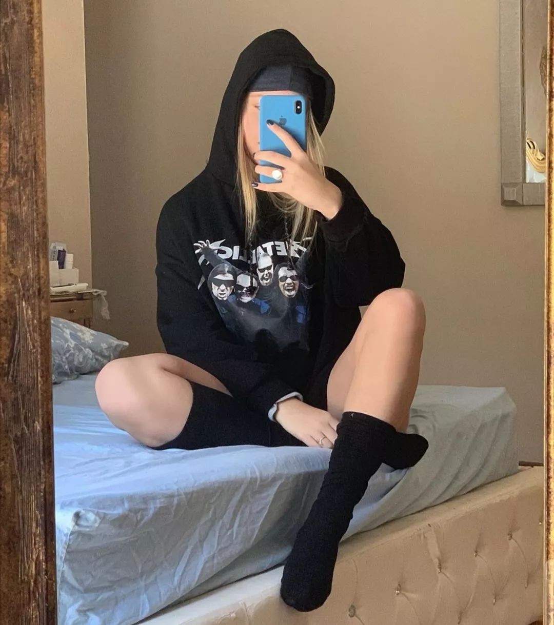 她们这样穿黑袜,长腿秀得超级辣!