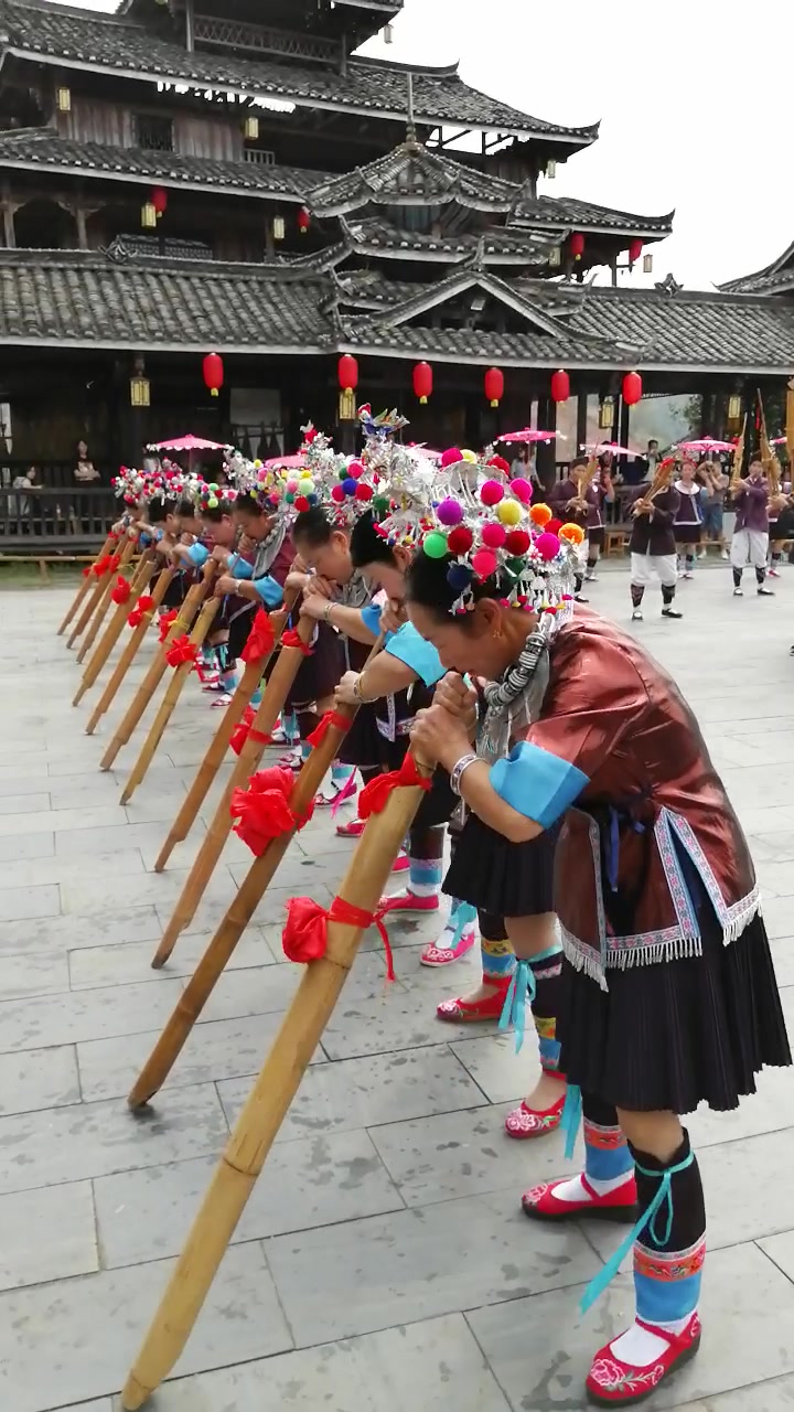 芦笙除了吹奏,竟还能跳出那么霸气的舞蹈,长见识了