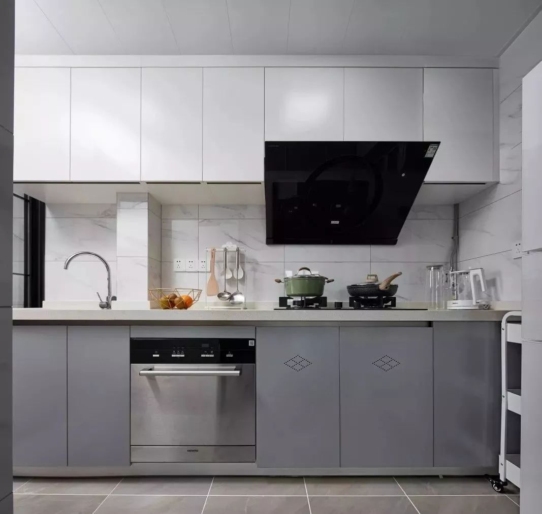 厨房,大地色防滑地砖搭配仿大理石纹白色墙砖,灰色地柜 白色吊柜