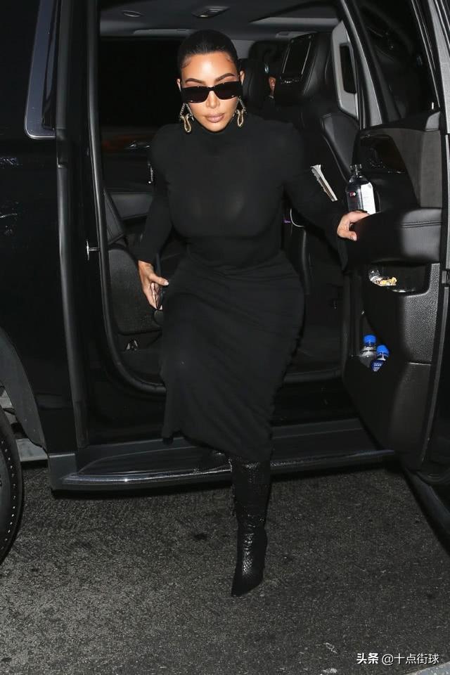 卡戴珊吸取教训了!参加科比追悼会不再穿开叉裙,改穿黑色透视装