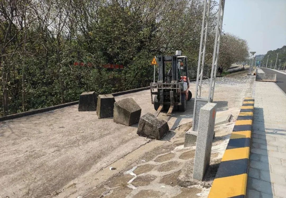 使出一招还原靓靓拳张槎城管地毯式清理东平河河滩地垃圾