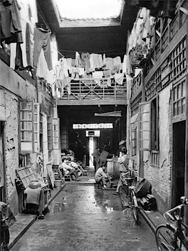 原创七十年代末桂林市滨江路上的新建住宅楼老城百姓天井院