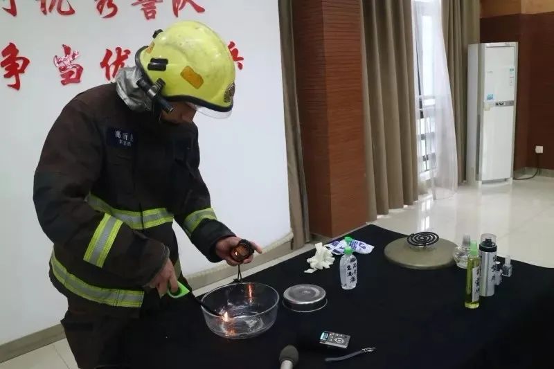 洗手液均匀涂抹在玻璃碗里,让其挥发15-30秒,再次点燃,蓝色的火焰还是