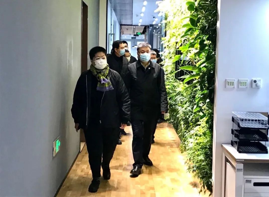 虹口区区长胡广杰赴维信金科视察疫情防控与复工复产