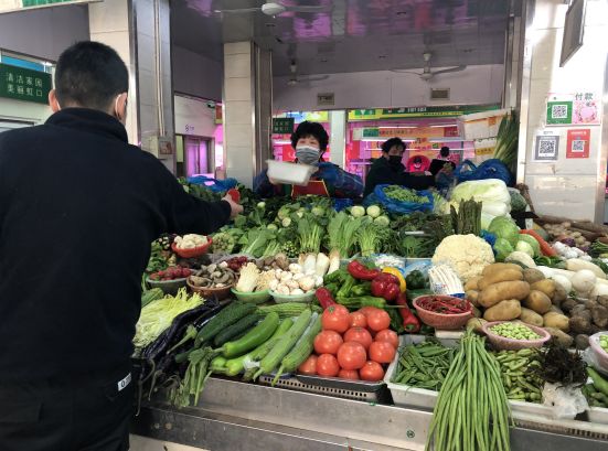疫情关键期虹口三角地菜场迎来了大波客流如何保障舌尖上的生活