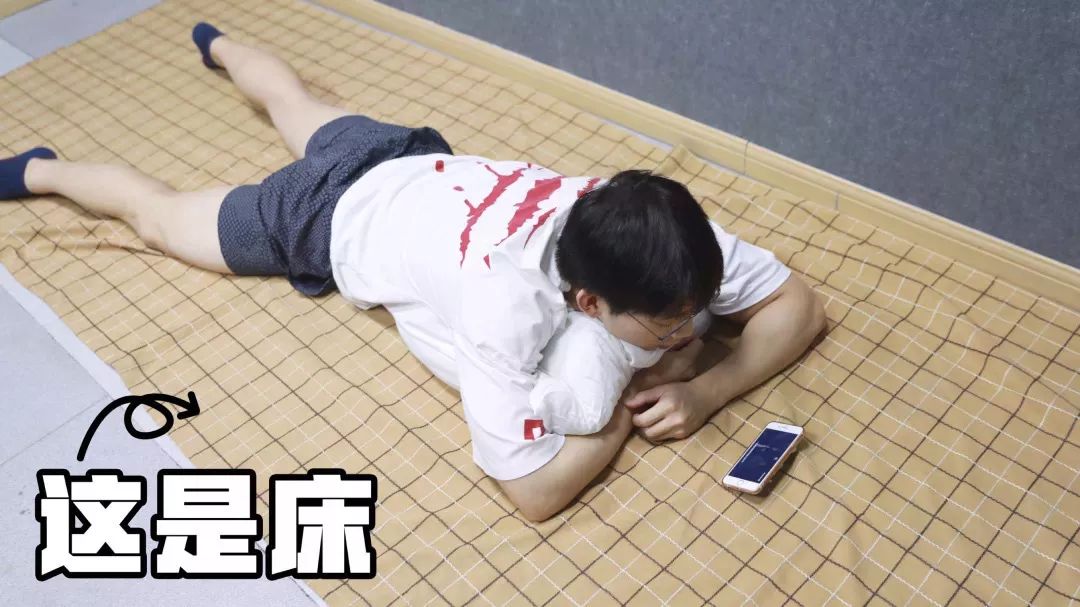玩手机,看电视,趴着都能练的 5 个动作!不知不觉就瘦了
