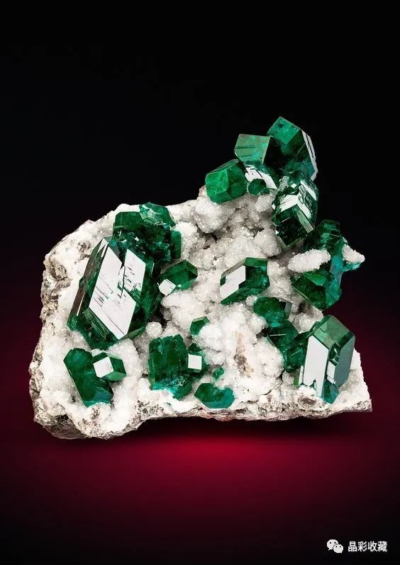 「晶彩矿谱」|绿意盎然的春天终会到来——翠铜矿(dioptase)